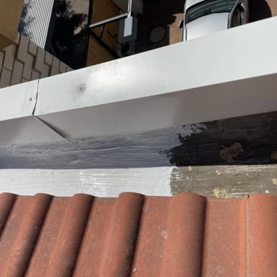 גג רעפים אדום עם תיקון איטום לבן