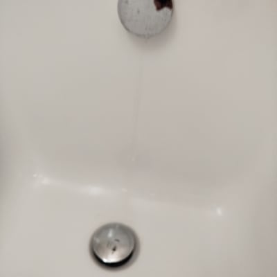 ניקוז אמבטיה עם מים זורמים קלות