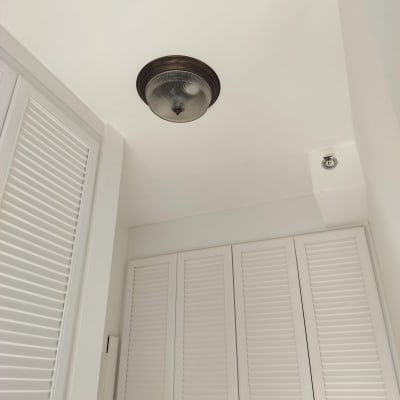 מנורת תקרה עגולה מותקנת על תקרה לבנה