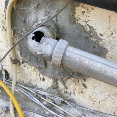 צינור שבור עם חור בקיר
