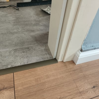 חיבור פרקט עץ לרצפת אריחים עם סף מתכת