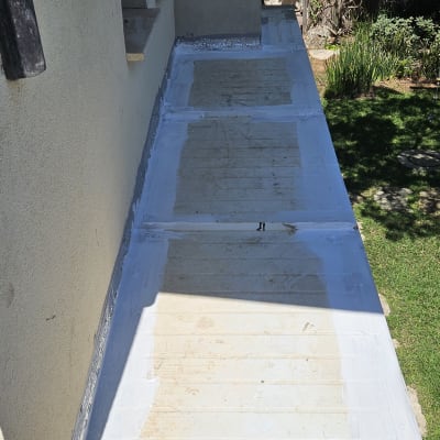 איטום גג עם חומרי איטום וכלי עבודה