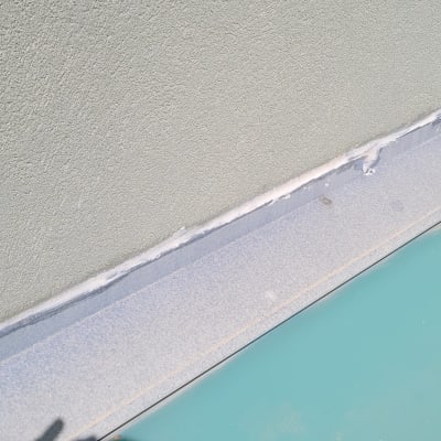 פינת גג עם איטום סיליקון על קיר ורצפה