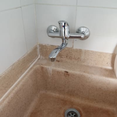ברז וכיור בחדר אמבטיה