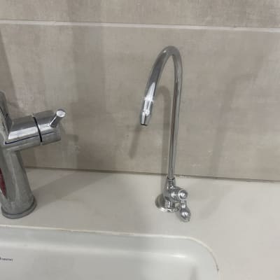 ברז מים כפול על כיור במטבח