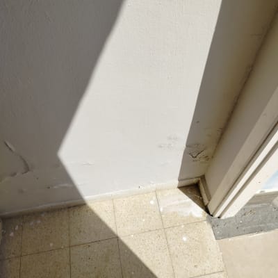 רצפה וקיר עם סימני תיקון