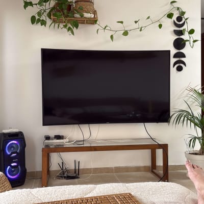 טלוויזיה תלויה על הקיר עם כבלים מחוברים