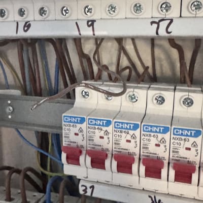 מפסקי חשמל עם חוטים ולוח חשמל