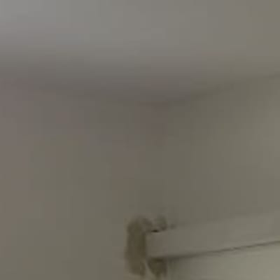 מזגן מותקן על קיר לבן בחדר