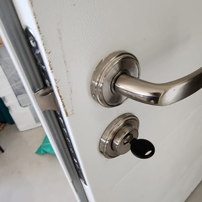 מנעול דלת עם ידית ומפתח מוכנס