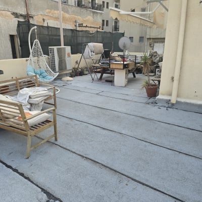 גג עם ריהוט חוץ ותשתית איטום