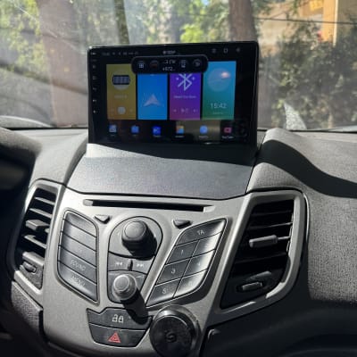 מערכת מולטימדיה ברכב עם מסך מגע ותצוגת אפליקציות