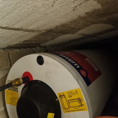 דוד שמש עם צינורות וחיבורים