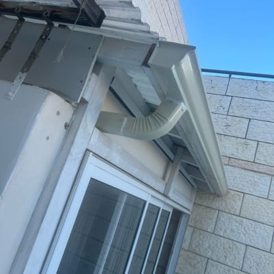 מרזב מחובר לגג מתכת עם תעלת ניקוז