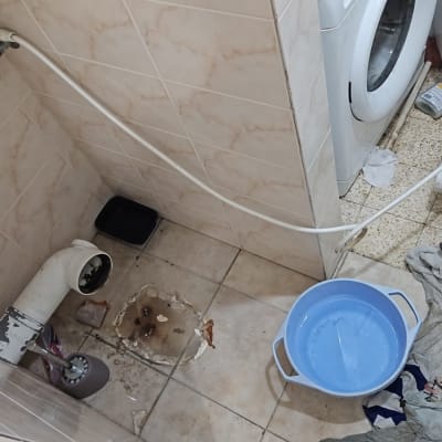 צינור מים, דלי כחול, שירותים מפורקים, רצפה רטובה