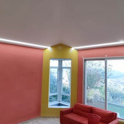 תאורת לד מותקנת בתקרה בחדר מגורים