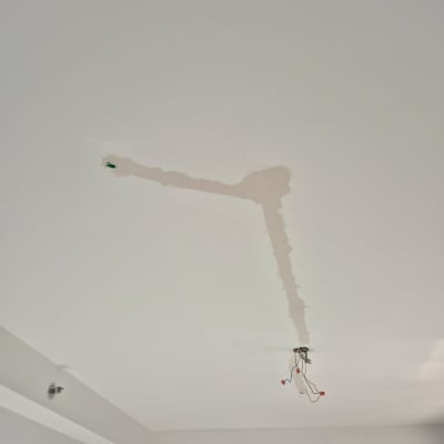 חוטי חשמל חשופים בתקרה עם חיבורים