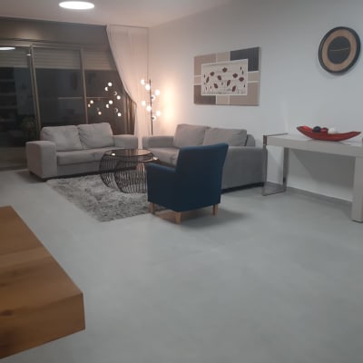 סלון משופץ עם ריהוט מודרני ותאורה חדשה