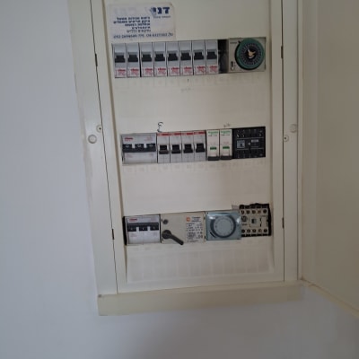 לוח חשמל עם מפסקים ומתגים שונים