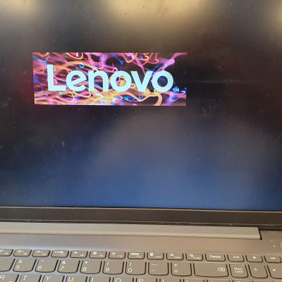 מחשב נייד עם מסך מציג לוגו לנובו