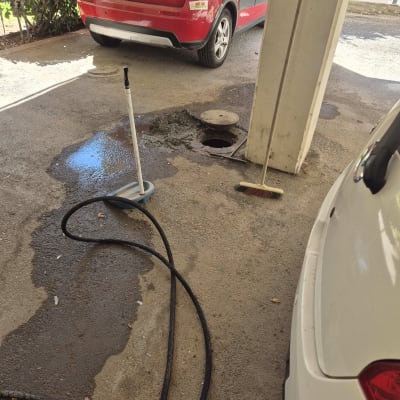 עבודת פתיחת סתימה ושטיפת קו ביוב בשוחת ביוב פתוחה בחניון