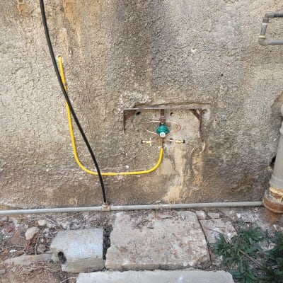 צינור גז מחובר לקיר עם בלון גז ירוק