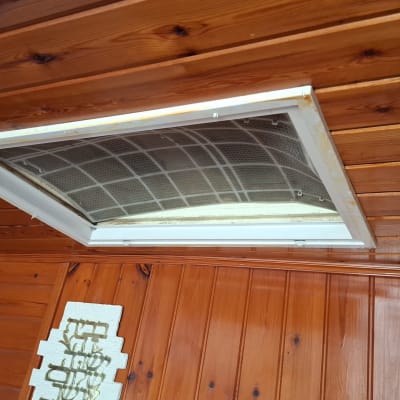 תקרת עץ עם פתח אוורור ומסנן