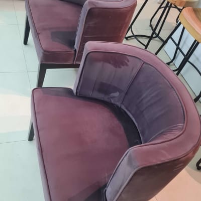 כיסאות סגולים על רצפת אריחים