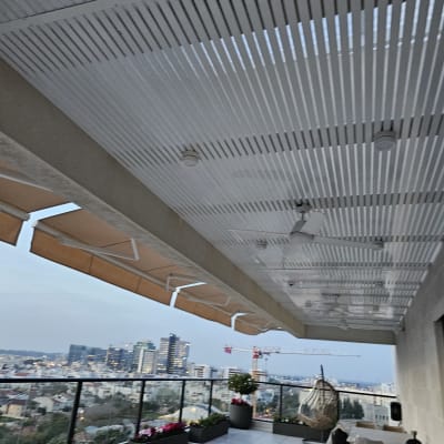 פרגולה מאלומיניום עם מאווררים ותאורה