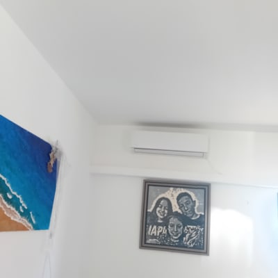 קירות ותקרה צבועים בלבן נקי בחדר מרוהט