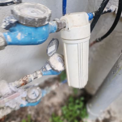 מד מים כחול עם צינורות ומסנן לבן