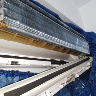 יחידת מיזוג אוויר פתוחה עם כיסוי כחול