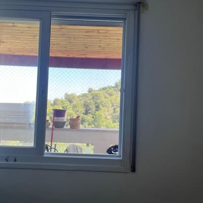 חלון אלומיניום עם מסגרת לבנה