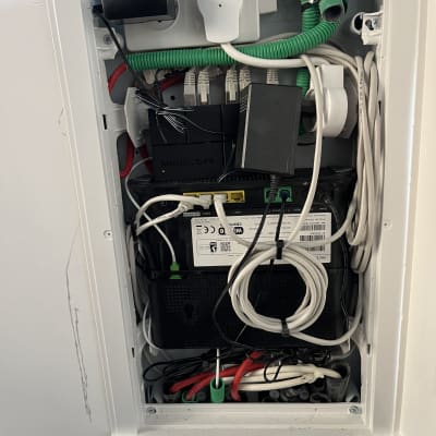 ארון תקשורת עם כבלים וציוד רשת