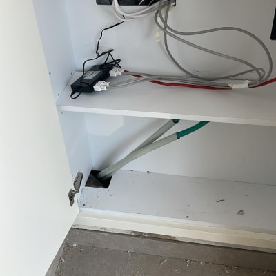 ארון תקשורת עם כבלים ומתגים חשמליים