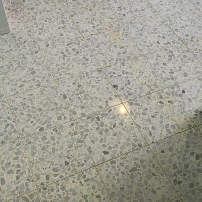 רצפה מלוכלכת עם כתמים ליד קיר וארון