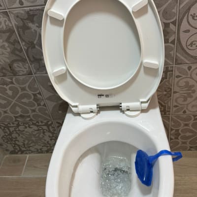 אסלה עם מים זורמים וניקוי כחול