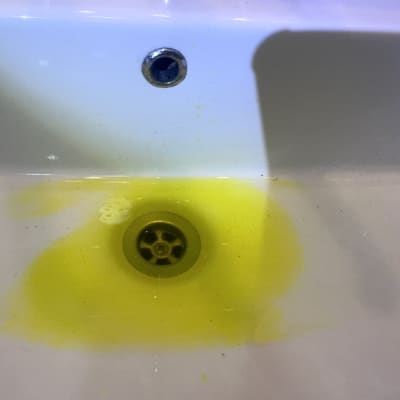 כיור עם נוזל צהוב סביב הניקוז