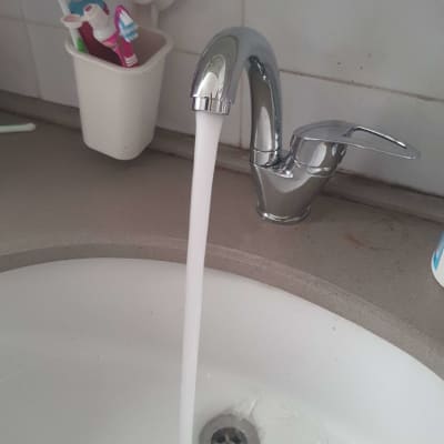 ברז מים זורם בכיור אמבטיה