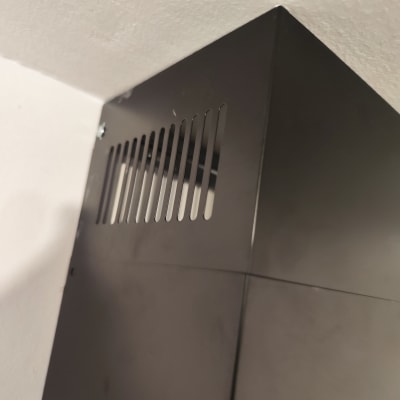 ארון מתכת שחור עם פתחי אוורור