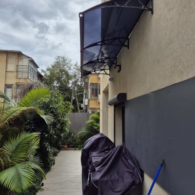 סככה מותקנת על קיר חיצוני של בניין