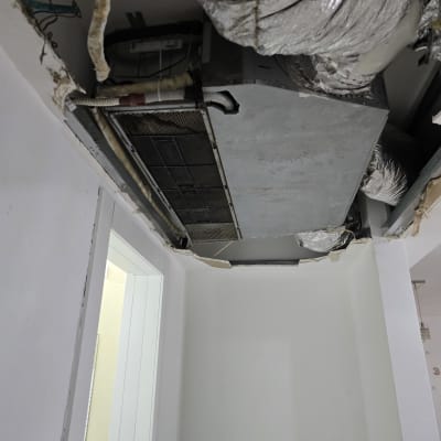 מערכת מיזוג אוויר בתקרה עם צינורות מבודדים