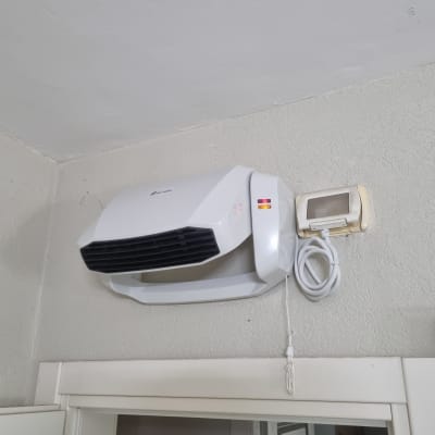 מזגן מותקן על קיר עם שלט רחוק מחובר