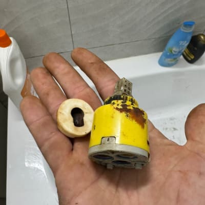 יד מחזיקה חלקי ברז צהובים וחלודים