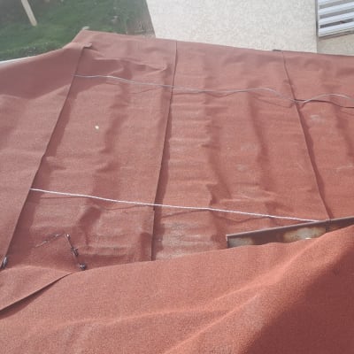 גג עם כיסוי אדום וחוטים