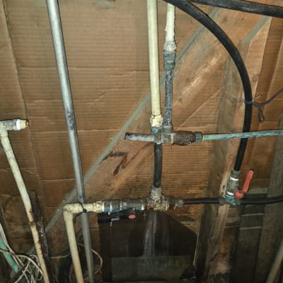 צנרת ישנה עם חלודה ודליפה