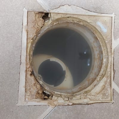 ניקוז מים עם סימני נזילה ורטיבות