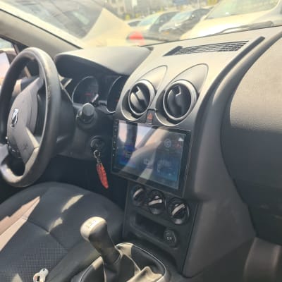 פנים רכב עם מערכת מולטימדיה ולוח מחוונים