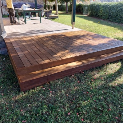 דק עץ בגינה עם מדרגות