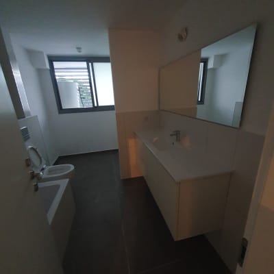 חדר אמבטיה עם כיור, מראה ואסלה